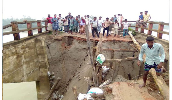 সরিষাবাড়ীতে শিশুয়া-বাঘমারা  ব্রীজের সংযোগ সড়ক ভেঙ্গে যোগাযোগ বিচ্ছিন্ন : লক্ষাধিক মানুষের দূর্ভোগ