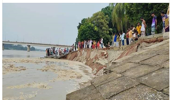 কুষ্টিয়ায় কমেছে নদীর পানি, বেড়েছে ভাঙ্গন! ভারি বর্ষনে কুষ্টিয়া পৌর এলাকার অনেকে রাস্তাঘাটে হাটুজল