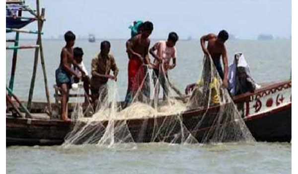 মোংলার নদীতে মিলছে না ইলিশ, হতাশায় জেলেরা