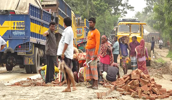 কুষ্টিয়া-ঈশ্বরদী মহাসড়কে জনভোগান্তি চরমে