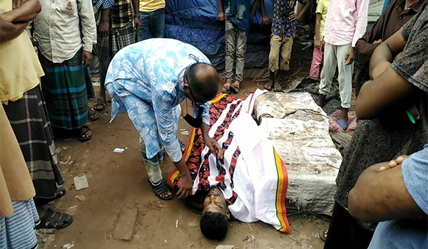 মরদেহ পড়ে ছিল সড়কের পাশে, উদ্ধার করে বাড়ি নিল স্বজনরা