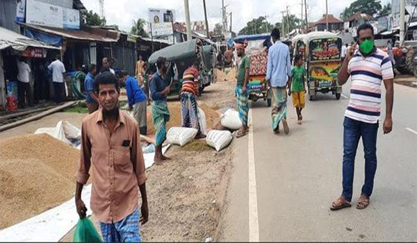 আমতলীতে মহাসড়কে হাট, বাস ও মাহেন্দ্র ষ্ট্যান্ড, যানবাহন চলাচলে ঝুঁকি