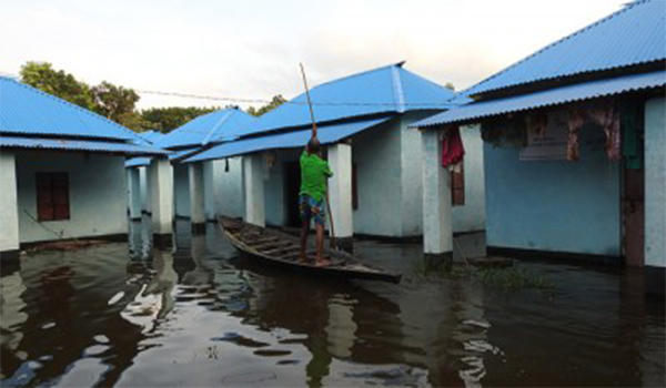 নড়াইলে পানিতে ভাসছে প্রধানমন্ত্রীর উপহারের ঘর