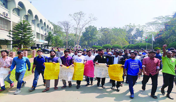 বিশ্ববিদ্যালয় খুলে দেয়ার দাবিতে বিক্ষোভ করেছে জাবি শিক্ষার্থীরা