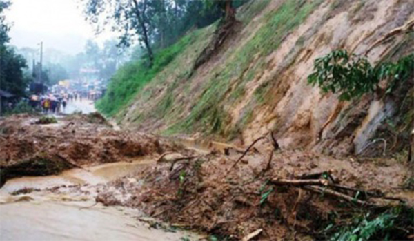 বান্দরবানে পাহাড়ধসে নিখোঁজ মেয়ের লাশ উদ্ধার, মা-ছেলে নিখোঁজ