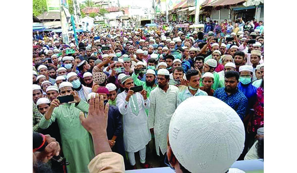 ভোলায় নবীজিকে নিয়ে কটুক্তি করার প্রতিবাদে মুসল্লিদের বিক্ষোভ মিছিল