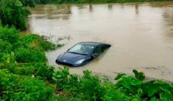 নিয়ন্ত্রণ হারিয়ে তুরাগ নদে প্রাইভেটকার, ব্যবসায়ী নিহত