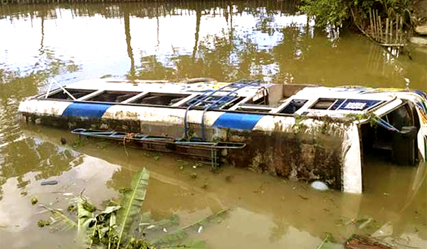 সুনামগঞ্জে যাত্রীবাহী বাস খাদে পড়ে আহত ৩০