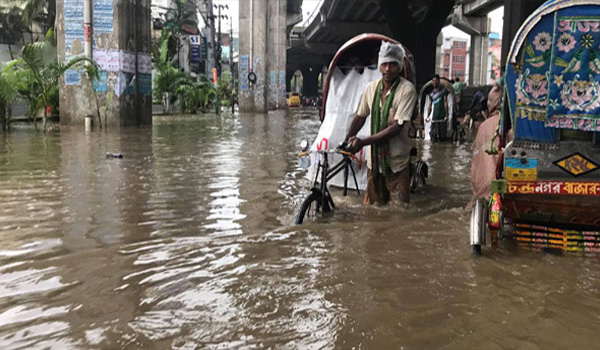 বৃষ্টিতে ডুবল চট্টগ্রামের নিম্নাঞ্চল, দুর্ভোগে মানুষ