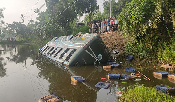 ঘুমিয়ে পড়েছিলেন চালক, যাত্রীসহ বাস পুকুরে