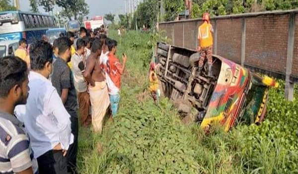 ধামরাইয়ে তেলবাহী লরির ধাক্কায় বাস উল্টে খাদে, আহত- ১২