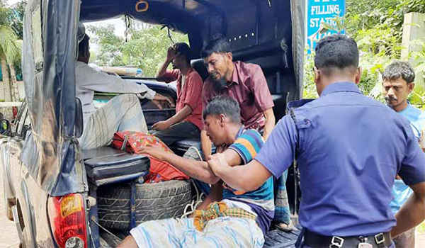 নোয়াখালীতে আসামি বহনকারী গাড়িতে সিলিন্ডার বিস্ফোরণ, ২ পুলিশ সদস্য দগ্ধ