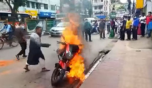 পুলিশের ওপর ক্ষুব্ধ হয়ে মোটরসাইকেলে আগুন দিলেন রাইডার