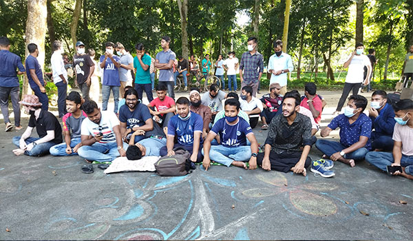 ইবিতে হল খোলার দাবিতে অবস্থান কর্মসূচি