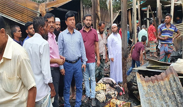 রায়পুরা বাজারে অগ্নিকান্ডে ভস্মীভূত দোকান পরিদর্শনে বিএনপি