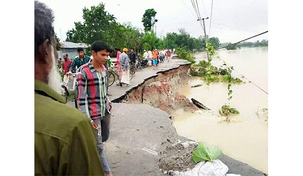 তিস্তার স্রোতে ভেঙ্গেছে রংপুর-লালমনিরহাট সংযোগ সড়ক, পানি বন্দী ১০ হাজার মানুষ