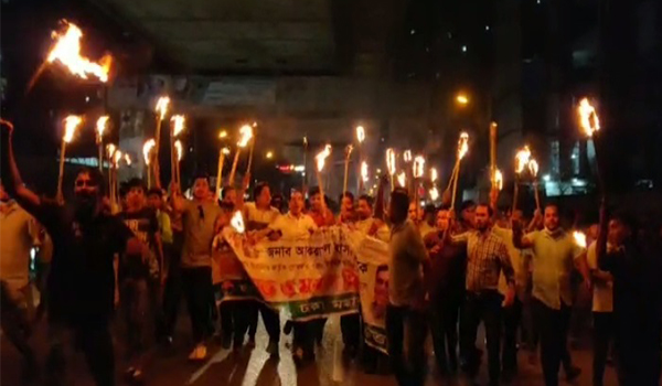 আকরামুল হাসান মিন্টুর গ্রেপ্তারের প্রতিবাদে রাজধানীতে মশাল মিছিল