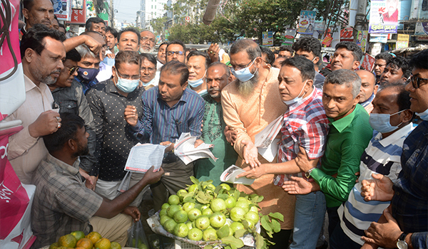 আওয়ামী সরকারের লাগামহীন দ্রব্য মুল্যের উর্দ্ধগতির প্রতিবাদে বগুড়ায় বিএনপির লিফলেট বিতরণ