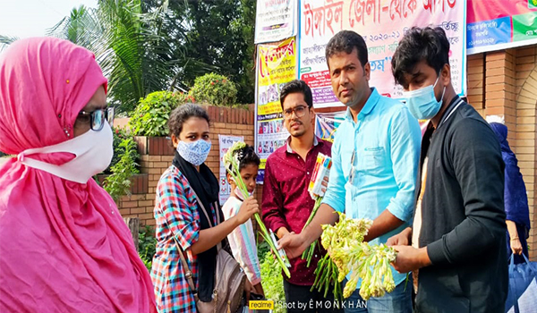 ভর্তি পরীক্ষার্থীদের ফুল ও কলম দিয়ে শুভেচ্ছা জানালো জাবি ছাত্রদল