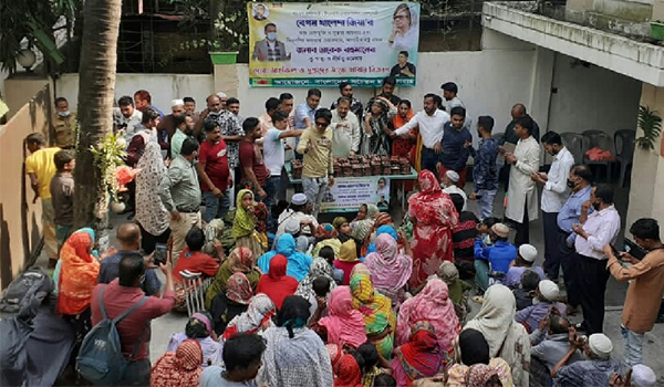 বেগম খালেদা জিয়ার রোগ মুক্তি কামনায় ধানমন্ডিতে দোয়া মাহফিল ও খাবার বিতরণ