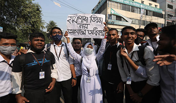 মোহাম্মদপুরে ‘হাফপাস’-এর দাবিতে শিক্ষার্থীদের সড়ক অবরোধ