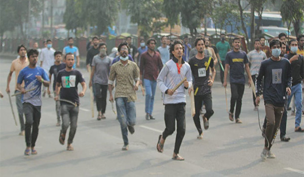 আন্দোলনকারী শিক্ষার্থীদের ওপর ছাত্রলীগের হামলা