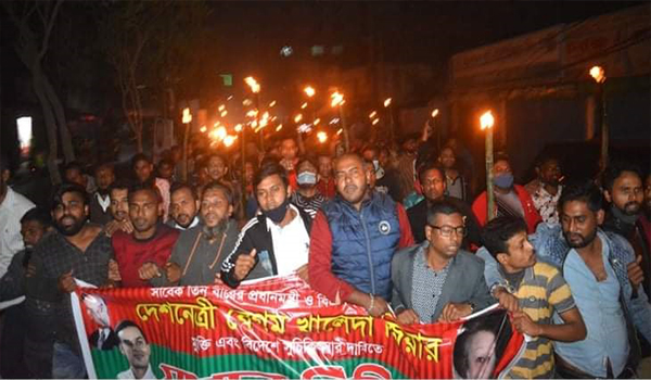 বেগম খালেদা জিয়ার মুক্তি ও বিদেশে চিকিৎসার দাবিতে বগুড়ায় যুবদলের সাবেক নেতা কর্মীদের মশাল মিছিল