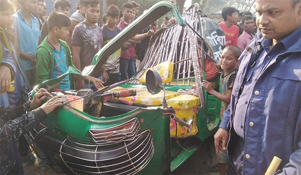 চাঁদপুরে বাস ও অটোরিকশার সংঘর্ষ, তিন শিক্ষার্থী নিহত