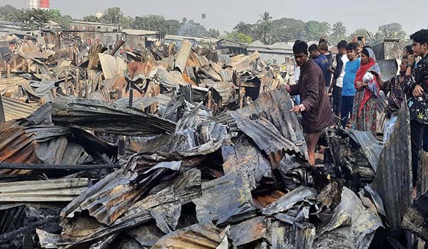 টঙ্গীতে বস্তির সহস্রাধিক ঘর পুড়ে ছাই