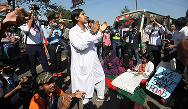 রামপুরায় শিক্ষার্থীদের সড়ক অবরোধ