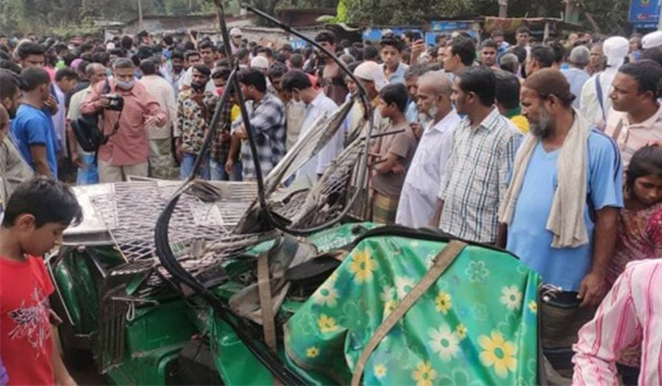 চট্টগ্রামে বাস-ট্রেন-অটোরিকশার ত্রিমুখী সংঘর্ষ, নিহত- ২