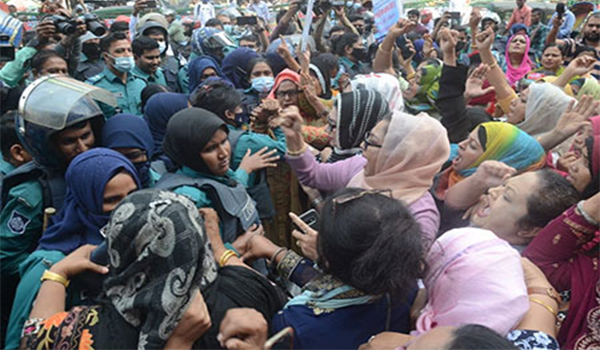 নয়াপল্টনে পুলিশের সঙ্গে মহিলা দলের ধস্তাধস্তি