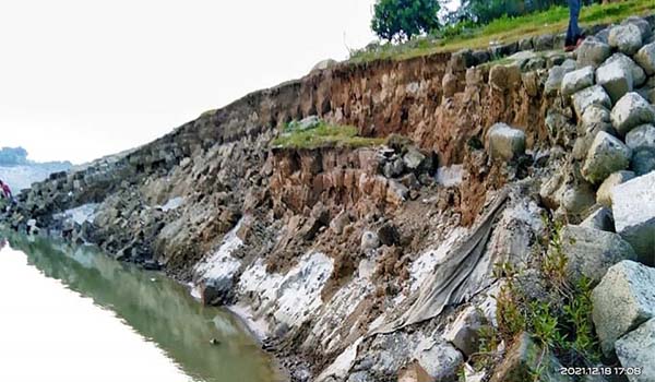 কুষ্টিয়ার কুমারখালীতে শহর রক্ষা বাঁধে ভাঙন