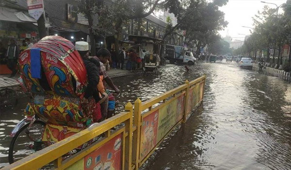 সার্ক ফোয়ারায় ফাটল : পান্থপথ সড়কে জলাবদ্ধতা