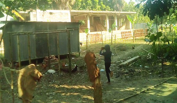 আলফাডাঙ্গায় ১৪৪ ধারা ভঙ্গকরে টিনের ছাপড়া নির্মাণ