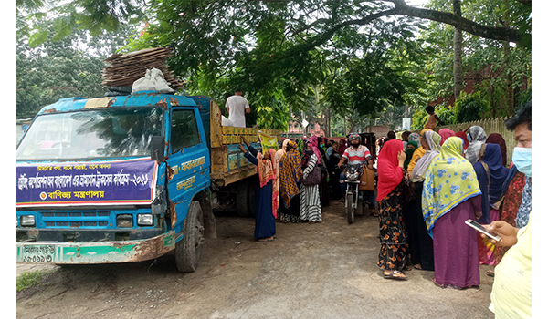 ভাড়াটে মানুষ দিয়ে টিসিবির পণ্য ক্রয়, বেশি দামে দোকানে বিক্রি