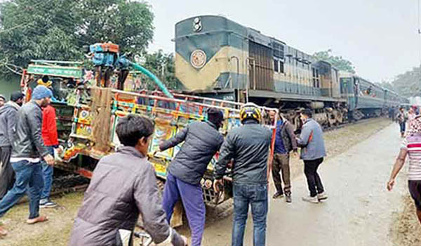 চাঁপাইনবাবগঞ্জে ট্রেনের ধাক্কায় ৩ জনের মৃত্যু