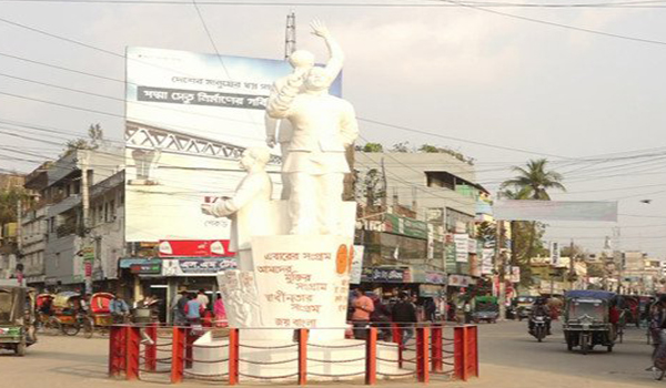 কুষ্টিয়ায় বঙ্গবন্ধুর ভাস্কর্যের মাথায় ওঠা যুবক আটক, তিন পুলিশ প্রত্যাহার