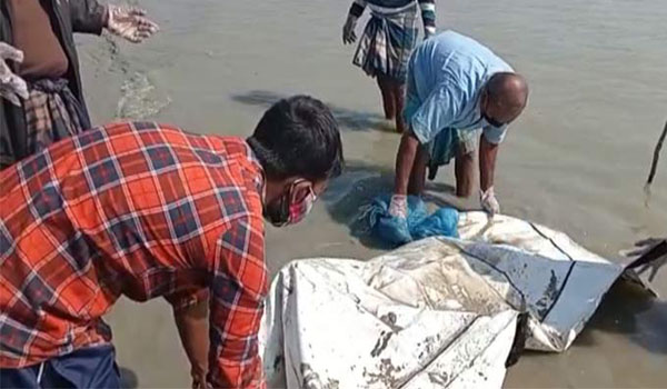 বঙ্গোপসাগরে ট্রলার ডুবি, নিখোঁজ আরও এক জেলের মরদেহ উদ্ধার