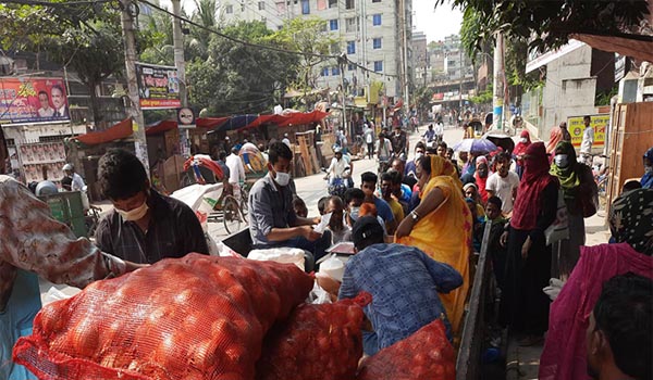 টিসিবির পেছনে ছুটছে মানুষ