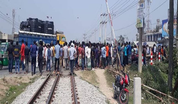 কুমিল্লায় ট্রেনে কাটা পড়ে ৩ স্কুলছাত্রী নিহত