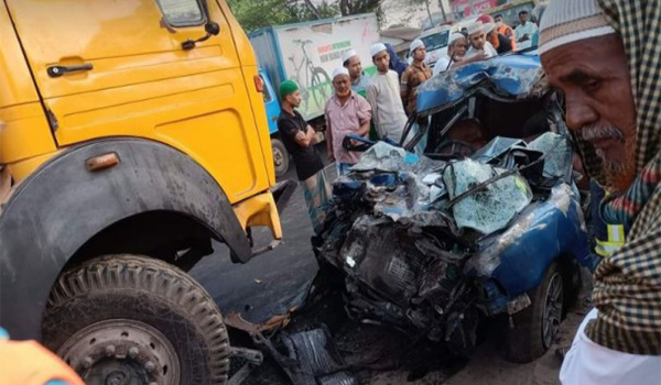 চট্টগ্রামে ট্রাকচাপায় প্রাইভেটকারের ৪ আরোহী নিহত