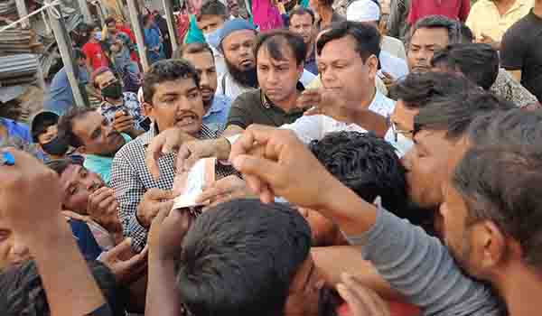 এসএ সিদ্দিক সাজুর সহযোগিতায় বেলতলা বস্তিবাসীদের মাঝে আর্থিক সহায়তা প্রদান