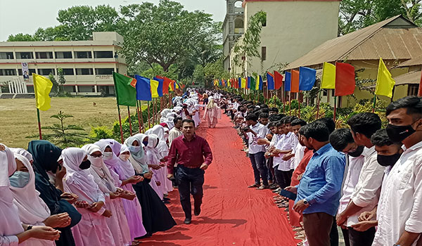 শিক্ষার্থীদের দুই ঘন্টা রোদে দাঁড় করিয়ে আ’লীগ নেতাকে সংবর্ধনা