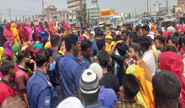 নারায়ণগঞ্জে পোশাক শ্রমিকদের বিক্ষোভ, যান চলাচল বন্ধ