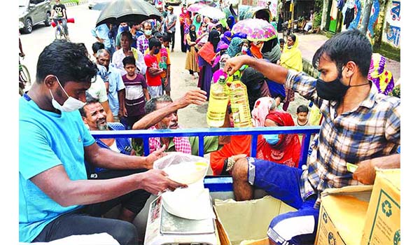 রোদে পুড়ে অপেক্ষা, তবুও মেলে না টিসিবির পণ্য