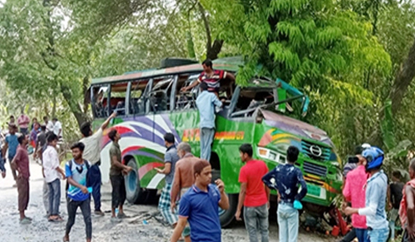 মানিকগঞ্জে দুর্ঘটনায় মা-ছেলেসহ নিহত ৩