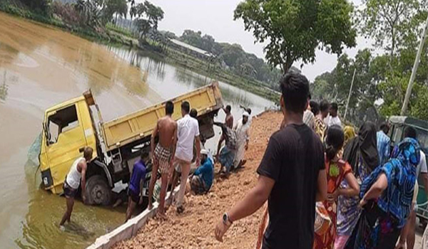 ভালুকায় সড়ক দুর্ঘটনায় নিহত ৩