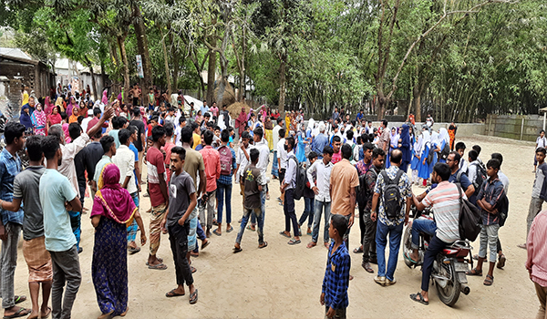 শাজাহানপুরে শিক্ষাপ্রতিষ্ঠানে বিক্ষুদ্ধ জনতার হামলা - ভাংচুর মারপিট