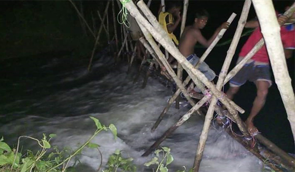 খালিয়াজুরী হাওড়ে ফসলরক্ষা বাঁধ কেটে দিলেন সাবেক চেয়ারম্যান